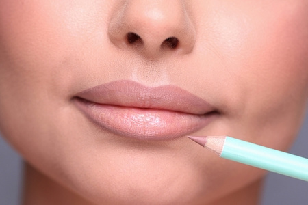 Hulu Konturówka do ust o kremowej konsystencji Naked