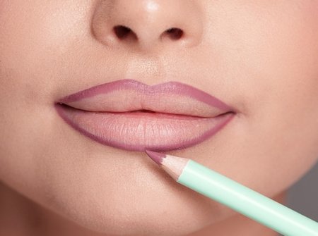 Hulu Konturówka do ust o kremowej konsystencji Light Plum